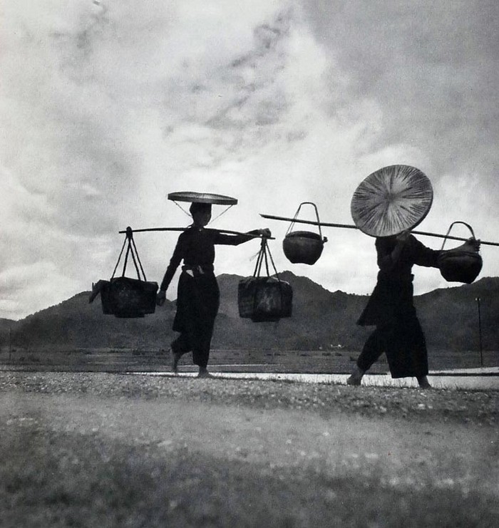 Những phụ nữ người Cao Bằng trên đường đi chợ về.
